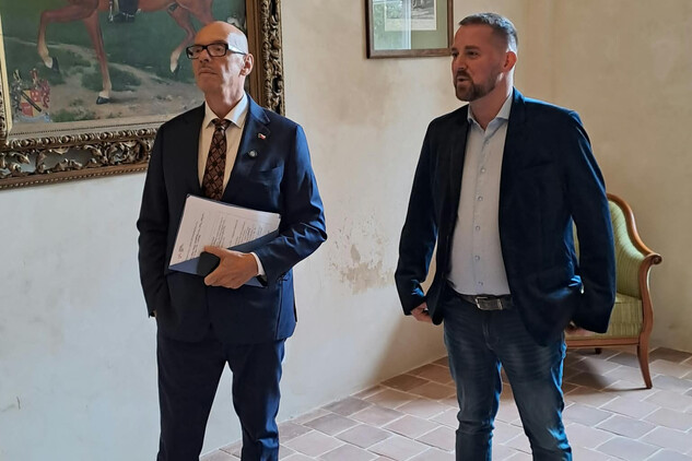 Ministr kultury a zákupský kastelán během prohlídky obnovené jižní části dvora